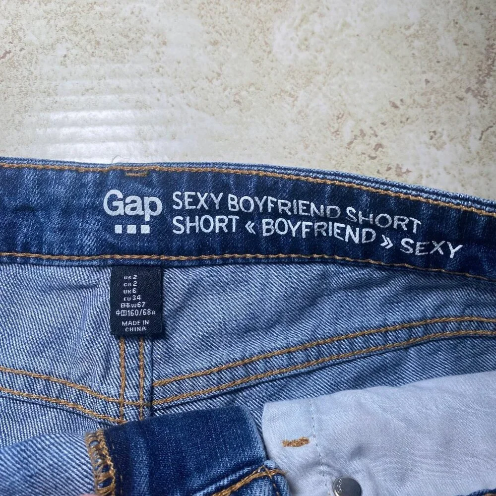 Gap Womens Embroidered Denim Shorts Size 2 With Floral Design & Frayed Hem‎